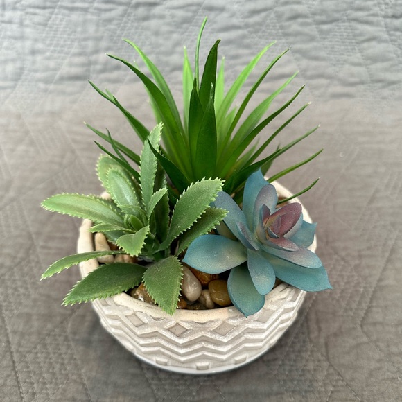 Artificial faux plant succulents with ceramic pot - Picture 1 of 8